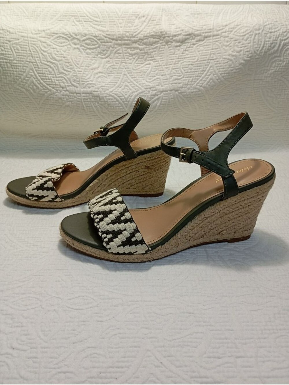 Violet & Red Womens Wedge Sandals Size 9M Fabric Upper Adjustable Strap